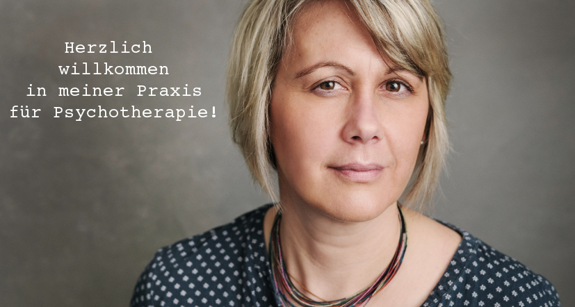 Portrait Esther Purgina, Text: Herzlich Willkommen in meiner Praxis für Psychotherapie